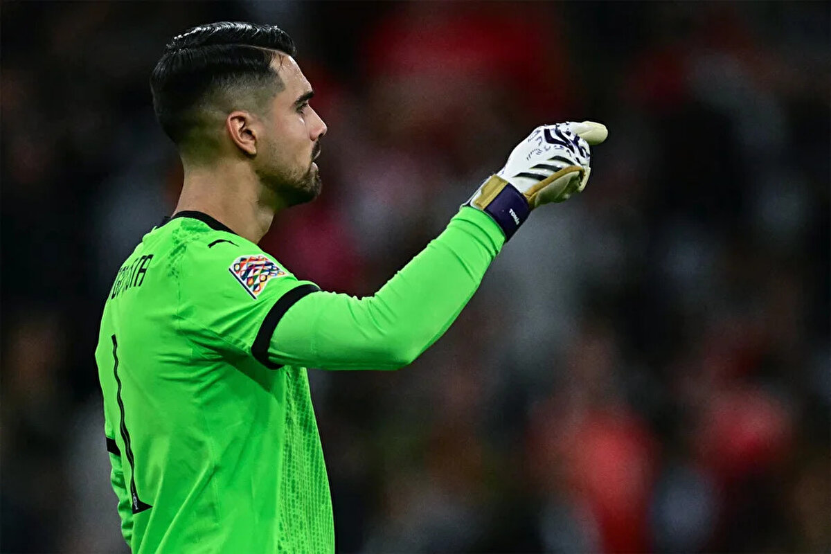 Galatasaray'ın Portekizli eldiven için Porto'ya 20 milyon euroluk teklifte bulunduğu aktarılmıştı. Bu teklife Porto'dan yanıt geldiği belirtildi.<br>