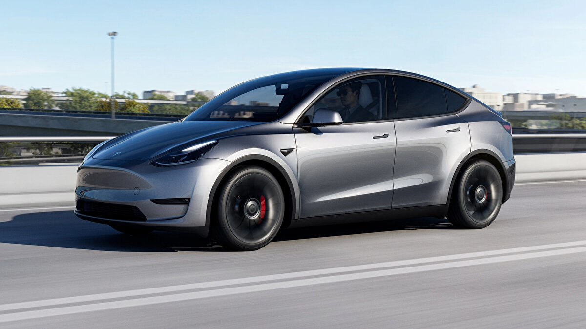 Çin pazarında satış rekoru kırıyor<br><br>Tesla’nın küresel ölçekte yaşadığı satış düşüşlerine rağmen Model Y, Çin’de oldukça başarılı bir performans sergiledi. 2024 yılında yaklaşık yarım milyon adet satış yaparak Çin’in en çok satan otomobili oldu. Yeni Model Y L’nin de özellikle geniş aileler ve SUV meraklıları tarafından yoğun ilgi görmesi bekleniyor.