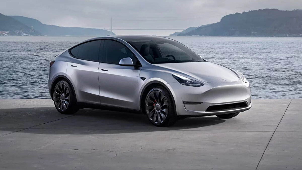 Çift motorlu güçlü performans<br><br>Tesla Model Y L, çift elektrik motoruna sahip olacak.<br>* Ön aksta: 142 kW güç<br>* Arka aksta: 198 kW güç<br>Toplamda 340 kW (456 beygir gücü) maksimum çıkış sağlayan araç, standart Model Y Long Range AWD’den daha güçlü bir performans sunuyor. Bu özellikleriyle, facelift öncesi Model Y Performance versiyonunu andırıyor.