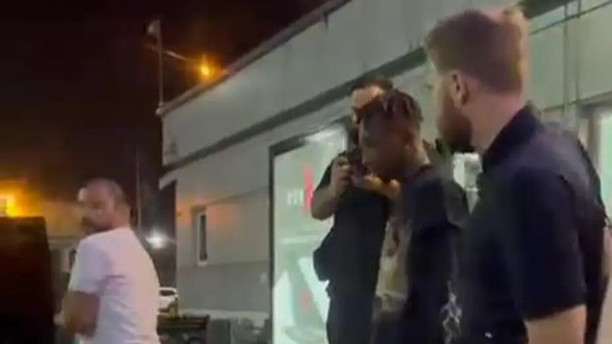 Fenerbahçe'nin yeni transferi Dorgeles Nene, Fenerbahçe Futbol Direktörü Devin Özek ile birlikte İstanbul'a geldi.<br>