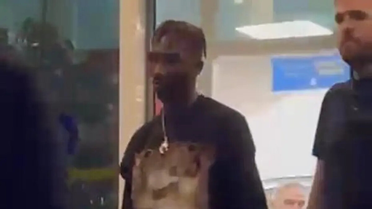 Özel uçak ile gelen 22 yaşındaki kanat hücum oyuncusu sağlık kontrolünden geçtikten sonra sarı-lacivertli kulüp ile sözleşme imzalayacak.<br>