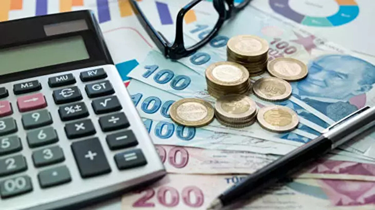 Türkiye’de milyonlarca memur ve memur emeklisinin gözü 8. Dönem Kamu Toplu Sözleşme görüşmelerinde. Hükümet, 2026-2027 yıllarını kapsayan yeni zam teklifini kamuoyuyla paylaştı. Maaş artışları, taban aylık düzenlemeleri ve sosyal haklara ilişkin müzakereler sürerken, açıklanan son teklif memurların ve emeklilerin maaşlarını doğrudan etkileyecek. Peki hükümetin son zam teklifi ne oldu, memurlar hangi taleplerde bulundu?