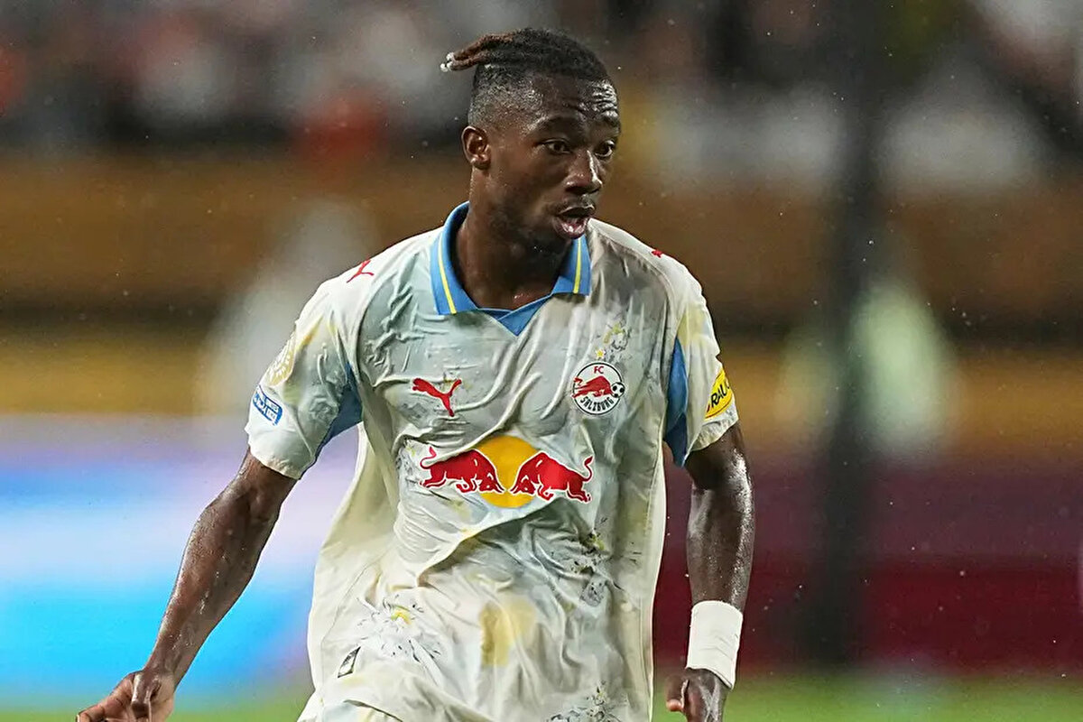 Sarı lacivertliler, kanat transferi için Avusturya ekibi Salzburg'dan Dorgeles Nene'yi bu sabaha karşı İstanbul'a getirdi.<br>