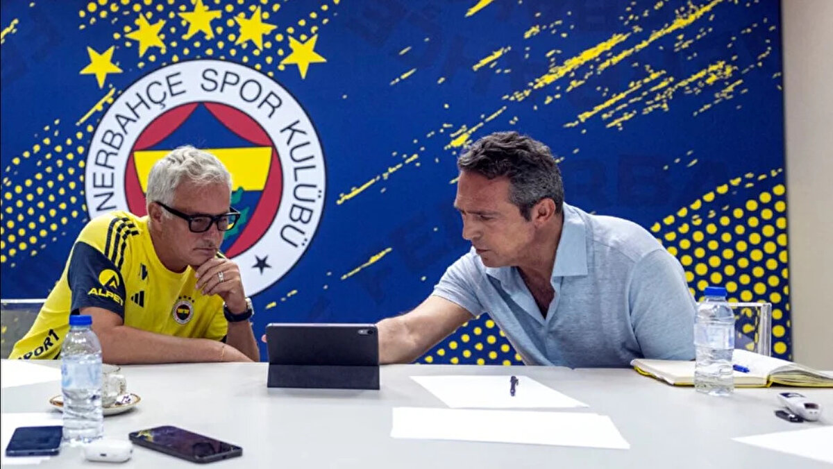 Şampiyonlar Ligi play-off turu ilk maçında Benfica'yı ağırlayacak Fenerbahçe'de zorlu karşılaşma öncesinde transferde hareketli saatler yaşanıyor.<br>