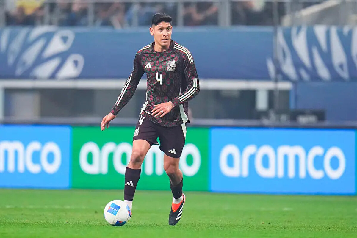 Kulüpler arasındaki görüşmelerin olumlu ilerlediği ve Edson Alverez'in Fenerbahçe'ye satın alma opsiyonuyla kiralanacağı belirtildi.