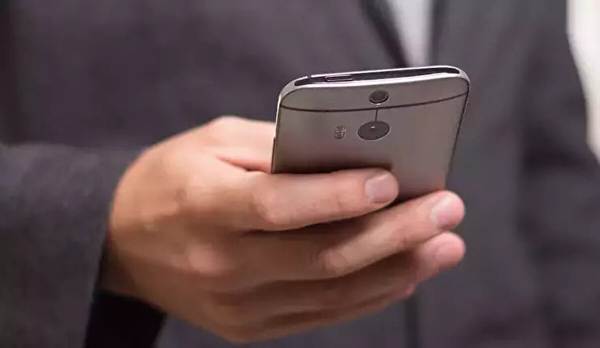 MSB işçi alımı sonuçları nasıl sorgulanır?<br><br>Kura sonuçları MSB Personel Temin Başkanlığı’nın resmi sitesi üzerinden sorgulanabiliyor. Sonuç ekranına ulaşmak için adayların personeltemin.msb.gov.tr adresine giriş yapması gerekiyor.<br>Kurada ismi çıkan adaylar ile KPSS şartı aranan ünvanlara başvuru yapan adayların, başvuru şartlarını sağlayıp sağlamadıklarının tespiti için belge kontrol süreci yapılacak. Belge kontrolüne ilişkin tarih ve yer bilgisi ise ilerleyen günlerde ayrıca duyurulacak.