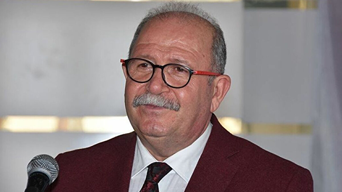 Yasal düzenlemeler tek başına yeterli değil<br><br>Prof. Dr. Ersoy, yasal düzenlemelerin hayata geçirildiğini ancak 2023 depremlerinin bunun tek başına yeterli olmadığını gösterdiğini söyledi. Daha dirençli kentler inşa etmenin şart olduğunu dile getiren Ersoy, “Doğru malzeme ve yönetmeliklere uygun inşa edilen binalar, köy evleri dahi olsa yıkılmayacaktır” diye konuştu.<br><br>Sındırgı depremlerine de değinen uzman, Batı Anadolu’da uzun süredir büyük bir sarsıntı yaşanmadığını hatırlatarak, “Sındırgı depremi tek olmayacak, Batı Anadolu’da da depremler olabilir” uyarısını yineledi.