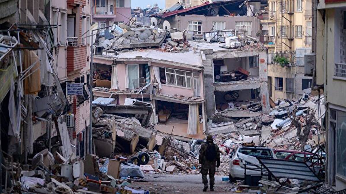 Her deprem sonrası aynı konuların tartışılmasının afet kültürünün eksikliğinden kaynaklandığını belirten Ersoy, “Türk insanında dayanışma kültürü var ama henüz afet kültürü yok. Bu nedenle her küçük sarsıntıda bile ne yapacağımızı konuşuyoruz. Gelecek nesillere depremle yaşamayı öğretmek ve yapıları buna göre güçlendirmek büyük önem taşıyor” ifadelerini kullandı.