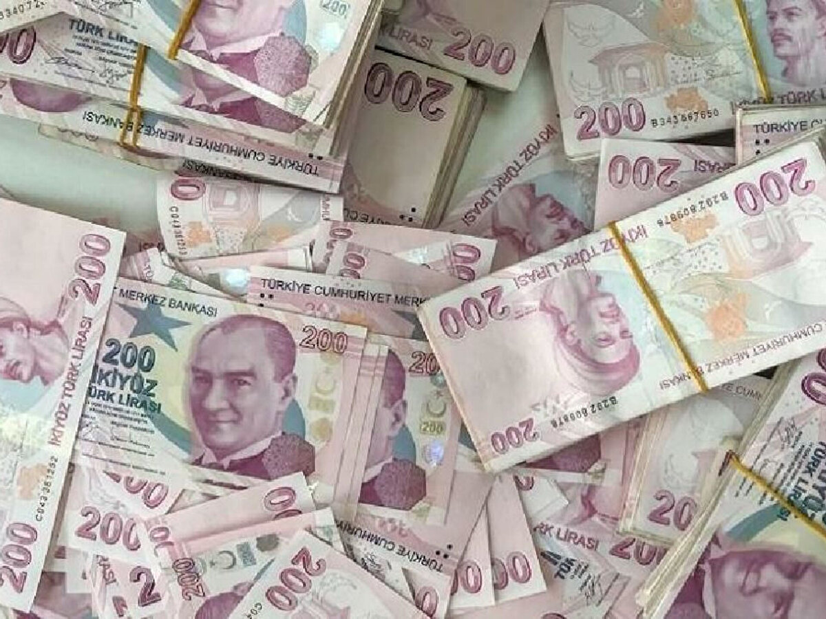 Emekli maaşı banka promosyonu 2025: en yüksek ödemeler ve bankalar<br><br>Emekli maaşı banka promosyonu, emekli vatandaşlar için hem ek gelir hem de maaş taşımada avantaj sağlıyor. 3 Temmuz 2025’te yapılan zamlarla güncellenen emekli maaşları sonrası, bankaların promosyon teklifleri de Ağustos ayında yeniden şekillendi. 2025 yılı emekli promosyonları, hem kamu hem de özel bankalar tarafından 30 bin TL’ye yaklaşan tutarlarla duyuruldu.<br>Maaşını taşımak isteyen emekliler, bankalara SGK emekli maaşlarını taşıyarak promosyon ödemelerinden faydalanabiliyor. Promosyon tutarları emekli maaş miktarına göre değişirken, ek nakit ve fatura talimatı gibi avantajlarla toplam promosyon tutarları artırılabiliyor.