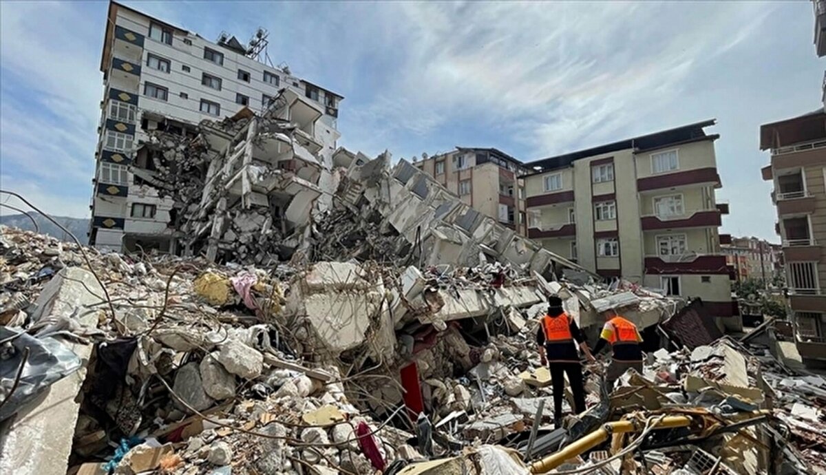 Felaket senaryosunun en kötüsünün konuşulması gerektiğini vurgulayan Ersoy, sel ve heyelan riski yüksek alanlarda hâlâ yapılaşmaya izin verilmesini eleştirdi. “Bu işin üstesinden gelemiyoruz. Türkiye güçlü bir ülke olmasına rağmen bu konulardaki eksiklikler devam ediyor” diyerek sözlerini tamamladı.