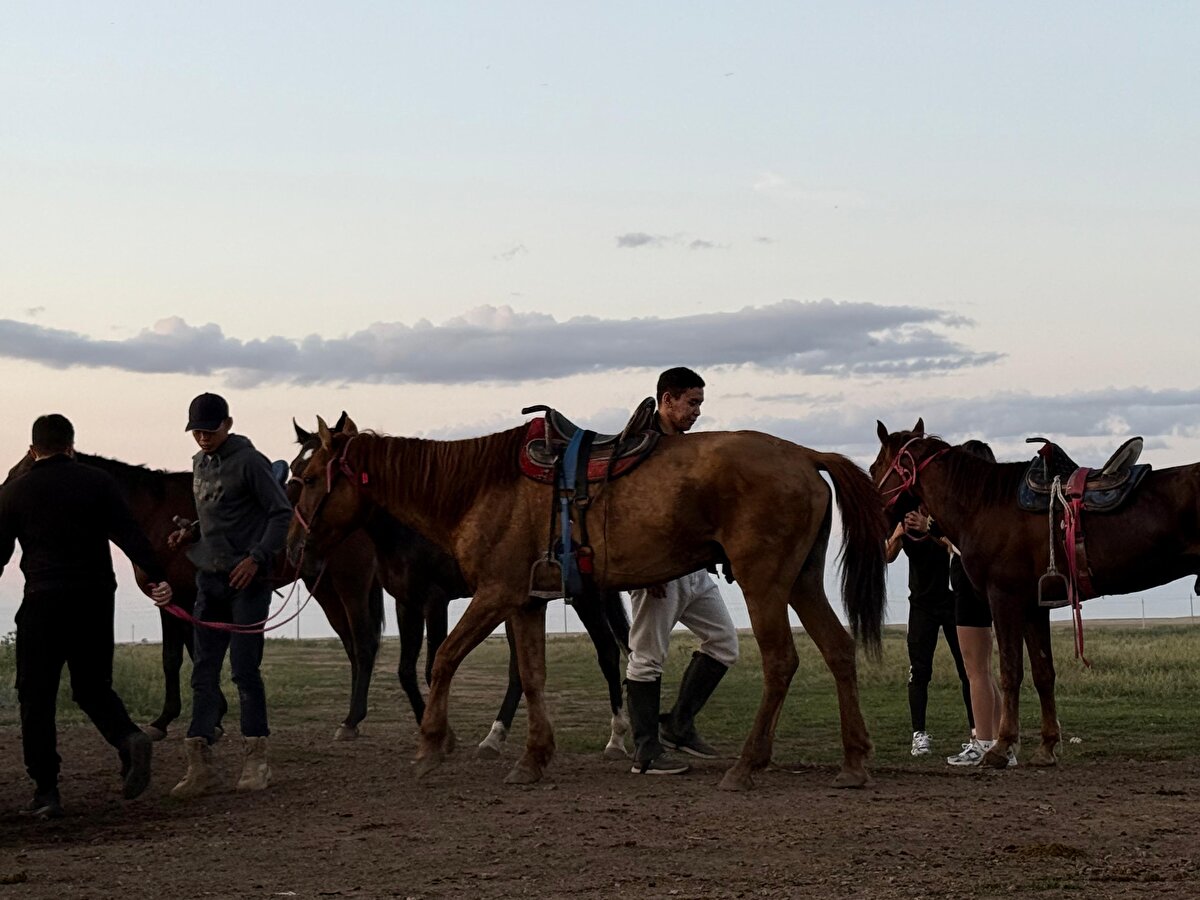 Kazakistan'da son dönemde gençlerin en çok rağbet gösterdiği aktivite olan ata binmenin kişi başı ücreti ise bir saatliğine 5 bin ile 15 bin tenge (yaklaşık 380-1100 lira) arasında değişiyor.