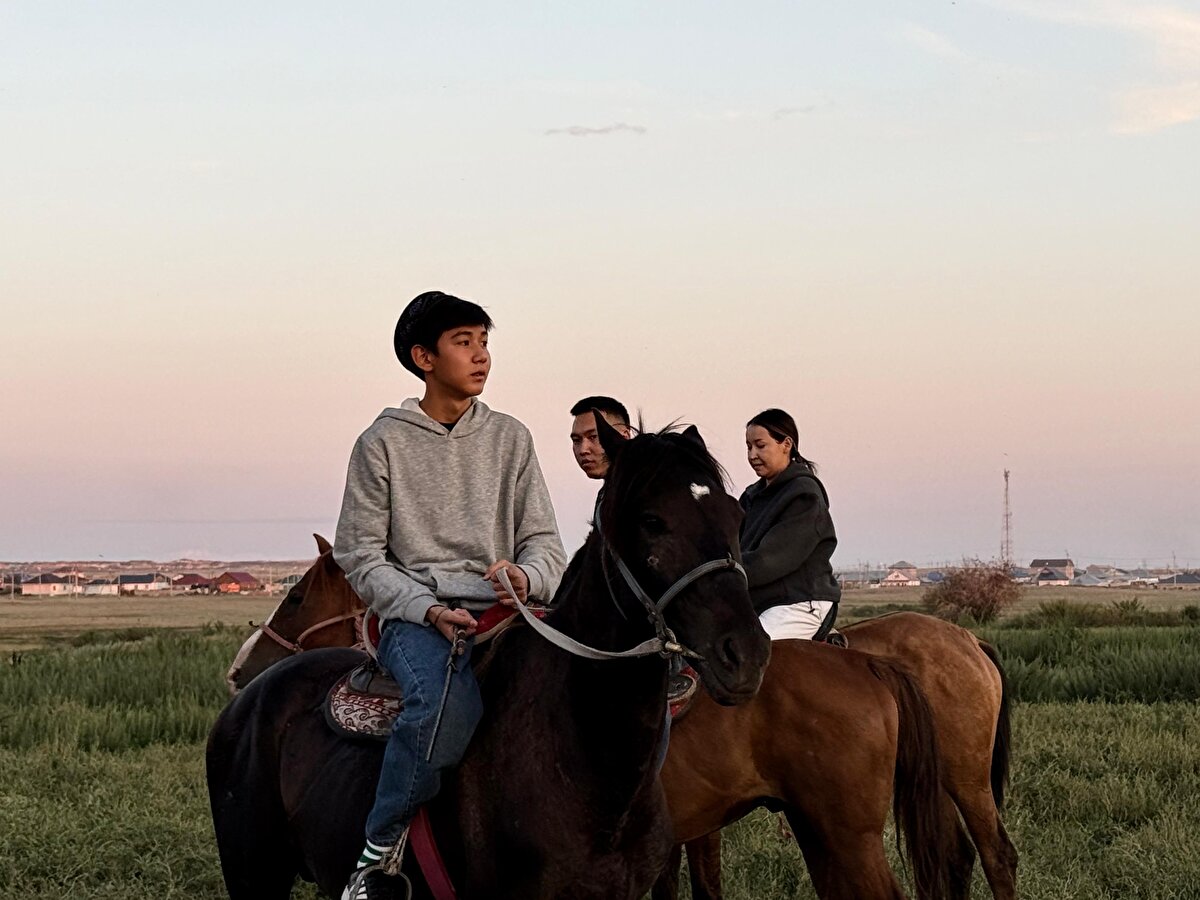 Şehirdeki binicilik kurslarından farklı olan kırsal bölgelerde ata binmek sınırlı alanda değil; uçsuz bucaksız bozkırda hiçbir engelin olmadığı bir ortamda öğretiliyor.