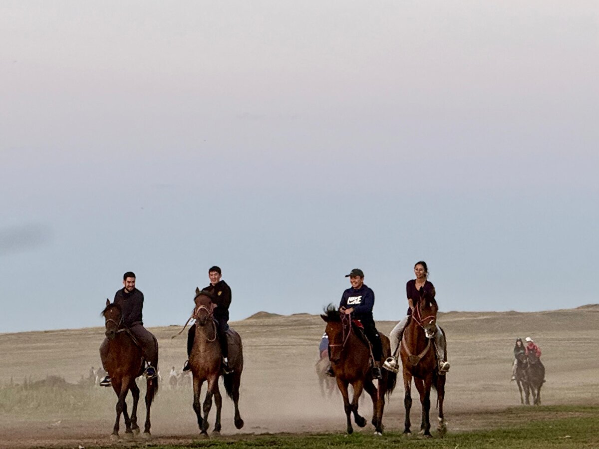 Kırsal bölgelerde erken yaşta ata binme geleneği kısmen sürdürülürken şehirlerde ise bu durum at çiftliklerinde düzenlenen eğitimlerle mümkün oluyor.