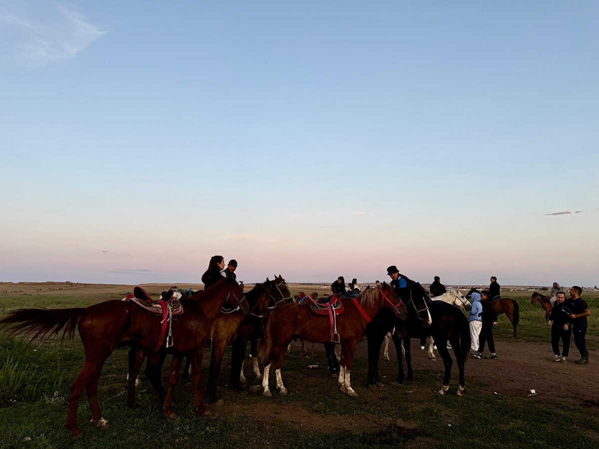 Hayatında hiç ata binmemiş insanlar burada ilk günden ata binip koşturuyor.