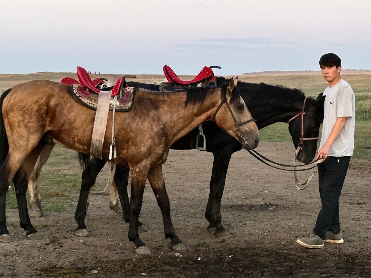 Öte yandan eskiden ata binmeyi çok küçük yaşta öğrenen Kazaklar, bu geleneği bugün de yaşatmaya çalışıyor.