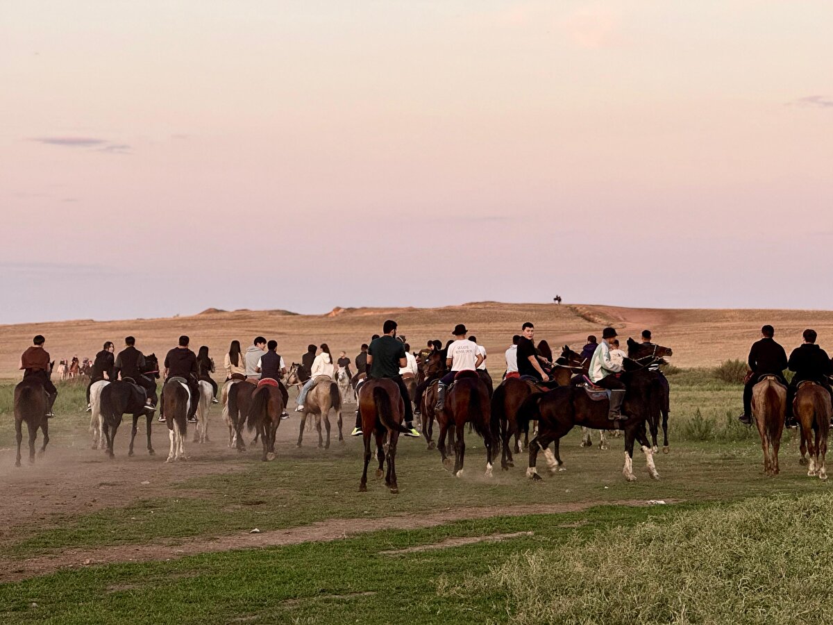 2024'teki son istatistiklere göre, Kazakistan'd atın 14 çeşit ırkı bulunurken toplam at popülasyonu ise 4 milyonu aşmış durumda. 