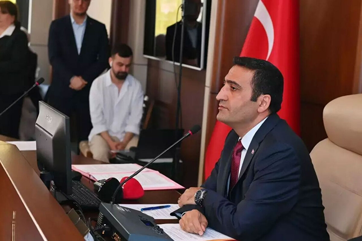 İnan Güney, 1977 yılında Beyoğlu Örnektepe'de dünyaya geldi. İstanbul Kabataş Erkek Lisesi’ni bitirdikten sonra, Uludağ Üniversitesi Kamu Yönetimi bölümünden mezun oldu. 