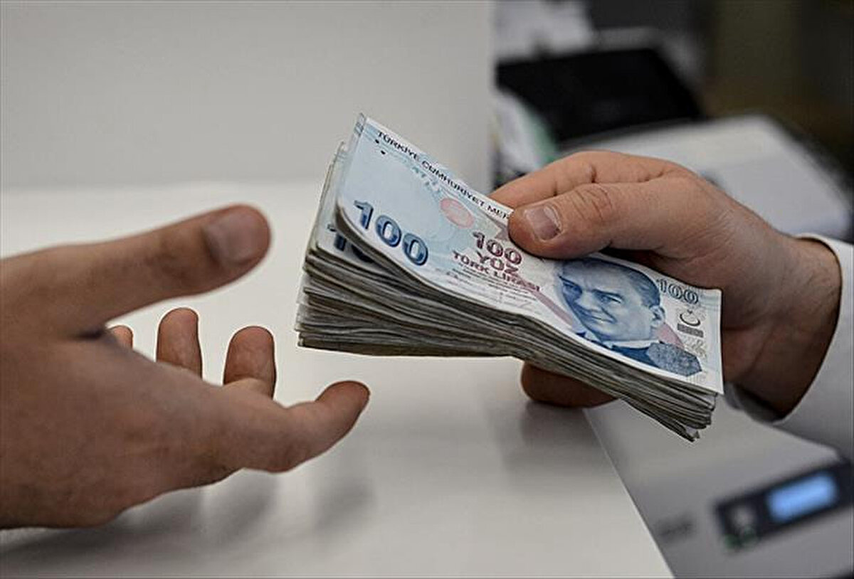 Destek Hizmetleri Daire Başkanı<br>Mevcut maaş: 104.620,90<br>Maaşa gelen zam: 8.254,59<br>Ocak-Temmuz 2026 maaşı: 112.875,49<br><br>Diş Protez Teknisyeni<br>Mevcut maaş: 54.644,96<br>Maaşa gelen zam: 4.311,49<br>Ocak-Temmuz 2026 maaşı: 58.956,45<br><br>Diş Tabibi<br>Mevcut maaş: 69.280,75<br>Maaşa gelen zam: 5.466,25<br>Ocak-Temmuz 2026 maaşı: 74.747,00<br><br>Diyetisyen<br>Mevcut maaş: 58.879,45<br>Maaşa gelen zam: 4.645,59<br>Ocak-Temmuz 2026 maaşı: 63.525,04<br><br>Doçent<br>Mevcut maaş: 83.561,73<br>Maaşa gelen zam: 6.593,02<br>Ocak-Temmuz 2026 maaşı: 90.154,75<br><br>Doktor öğretim üyesi<br>Mevcut maaş: 75.037,29<br>Maaşa gelen zam: 5.920,44<br>Ocak-Temmuz 2026 maaşı: 80.957,73<br><br>Ebe<br>Mevcut maaş: 54.152,63<br>Maaşa gelen zam: 4.272,64<br>Ocak-Temmuz 2026 maaşı: 58.425,28<br><br>Eczacı<br>Mevcut maaş: 58.041,57<br>Maaşa gelen zam: 4.579,48<br>Ocak-Temmuz 2026 maaşı: 62.621,04<br><br>Eğitim görevlisi / Dini İhtisas Merkezi<br>Mevcut maaş: 61.598,81<br>Maaşa gelen zam: 4.860,15<br>Ocak-Temmuz 2026 maaşı: 66.458,96<br><br>Eğitim uzmanı<br>Mevcut maaş: 50.530,67<br>Maaşa gelen zam: 3.986,87<br>Ocak-Temmuz 2026 maaşı: 54.517,54<br><br>Ekonomist<br>Mevcut maaş: 53.250,03<br>Maaşa gelen zam: 4.201,43<br>Ocak-Temmuz 2026 maaşı: 57.451,46<br><br>Emanet Memuru<br>Mevcut maaş: 50.009,45<br>Maaşa gelen zam: 3.945,75<br>Ocak-Temmuz 2026 maaşı: 53.955,20<br><br>Emniyet Amiri<br>Mevcut maaş: 70.805,12<br>Maaşa gelen zam: 5.586,52<br>Ocak-Temmuz 2026 maaşı: 76.391,64<br><br>Emniyet Müdürü 3. sınıf<br>Mevcut maaş: 78.101,05<br>Maaşa gelen zam: 6.162,17<br>Ocak-Temmuz 2026 maaşı: 84.263,22<br><br>Enformasyon Memuru<br>Mevcut maaş: 52.832,83<br>Maaşa gelen zam: 4.168,51<br>Ocak-Temmuz 2026 maaşı: 57.001,34