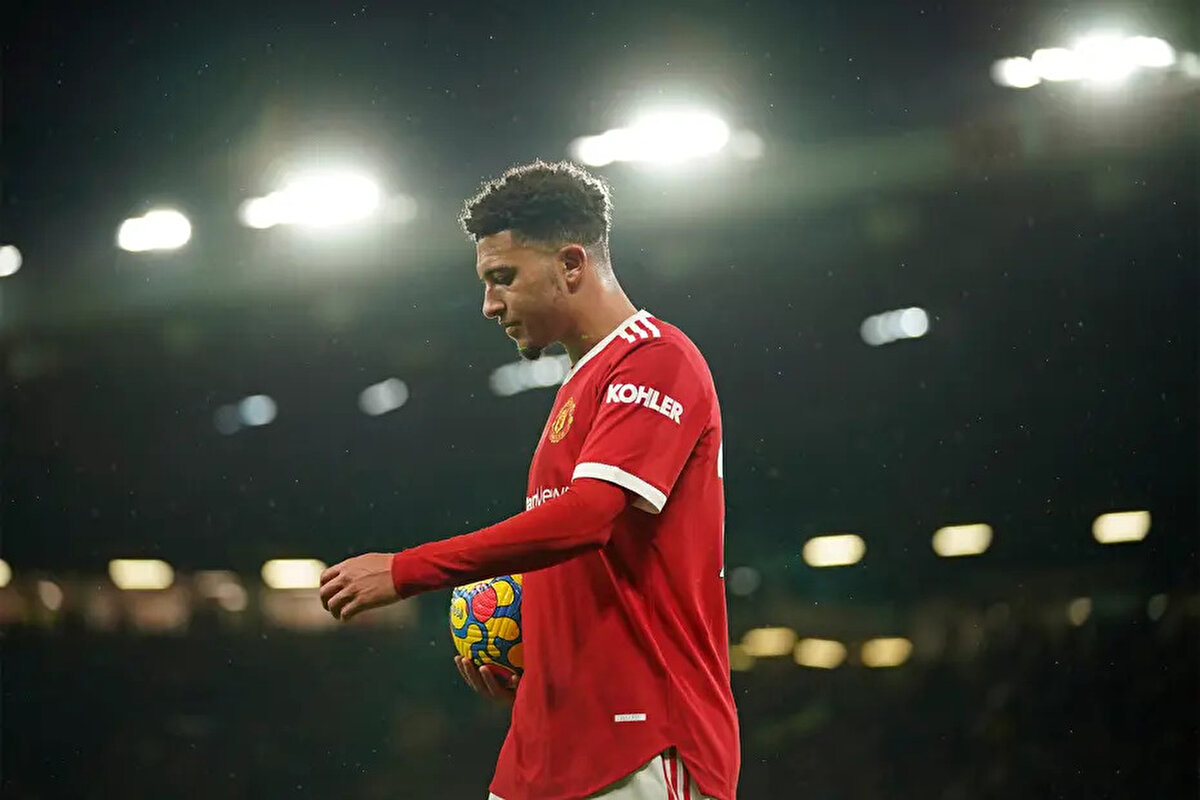 Roma'nın 5 sezonluk sözleşme ve 4.5 milyon euro yıllık ücret önerdiği, Sancho'nun ilk etapta bu teklife olumlu yaklaştığı ancak sonrasında vazgeçtiğine dikkat çekildi.<br>