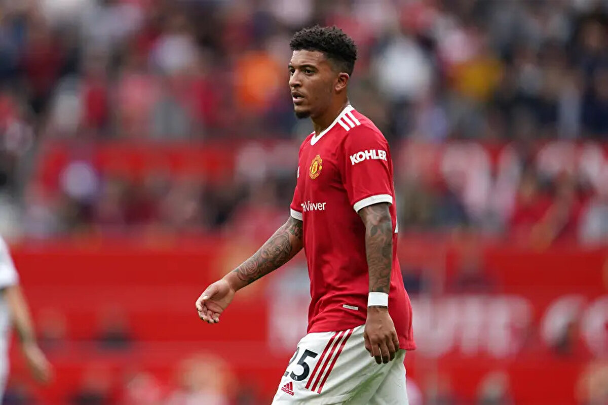 Roma'nın 23 milyon euro değerinde bir satın alma opsiyonlu kiralama teklifinde bulunduğu ve Manchester United'ın bunu kabul ettiği belirtildi.<br>