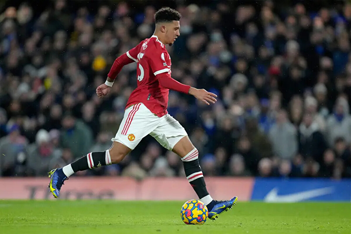 Sancho Beşiktaş'a gelecek mi?<br><br>Haberde, Jadon Sancho için Beşiktaş'ın da ihtimaller arasında yer almaya devam ettiği ve siyah beyazlıların maddi anlamda yıldız futbolcunun taleplerini karşılayabileceği aktarıldı.<br>