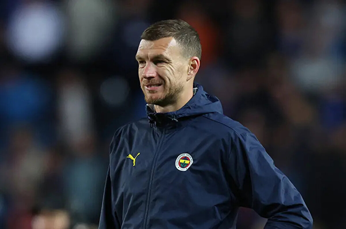 Fenerbahçe'den geçen sezonun bitmesiyle birlikte ayrılan Edin Dzeko, Fiorentina'nın yolunu tutmuştu. Bosna Hersekli yıldız futbolcu, Corriere dello Sport'a verdiği röportajda Fenerbahçe günlerinden bahsetti. Dzeko'nun açıklamaları şöyle:<br>