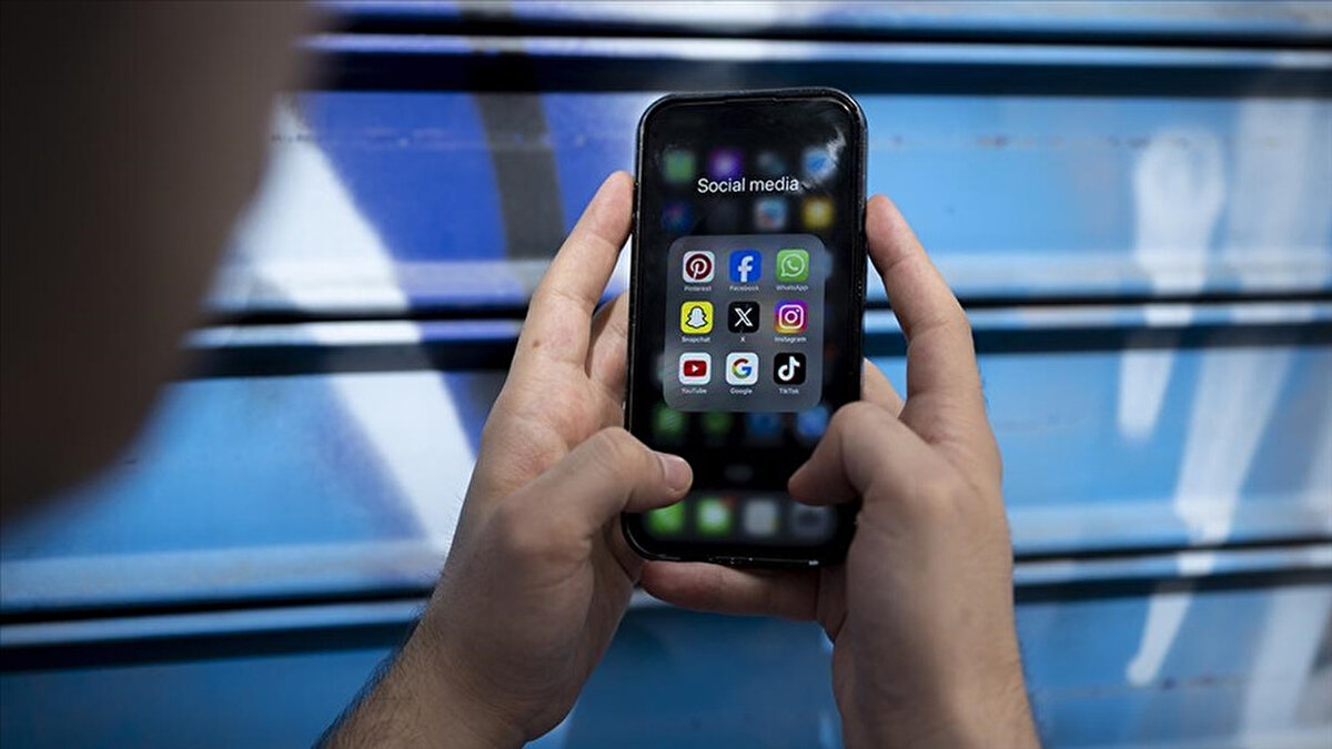 Yasa Dışı Bahis ve Kumar Reklamlarına Karşı Tedbir<br> Ticaret Bakanlığı’ndan yapılan açıklamada, tüketicileri canlı bahse katılmaya teşvik eden ve kumar oynamaya özendiren sosyal medya hesaplarının mercek altına alındığı bildirildi. Kurul tarafından yapılan değerlendirmeler sonucunda, yasa dışı bahis ve kumar reklamı yaptığı tespit edilen 30 hesabın erişime kapatılmasına karar verildi.