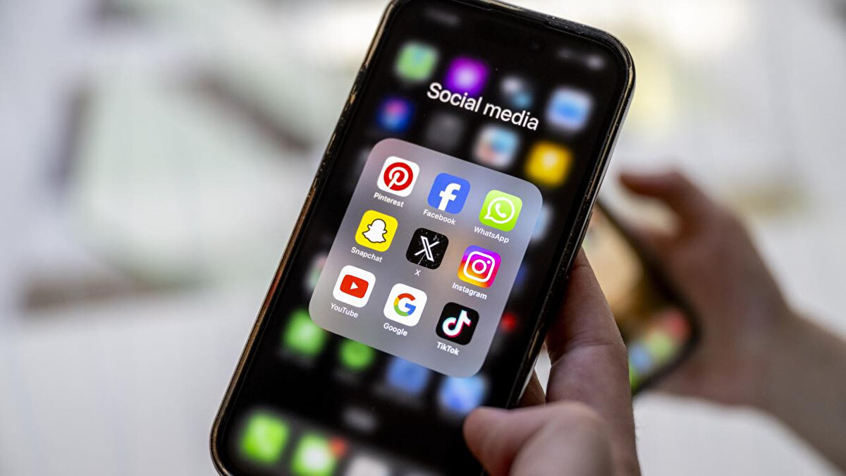 Adli Süreç İçin Başvurular Yapılacak<br> Açıklamada ayrıca, söz konusu sosyal medya hesapları ve yasa dışı sitelerin muhatapları hakkında adli tahkikat sürecinin başlatılması için ilgili kurumlara gerekli başvuruların yapılacağı ifade edildi. Ticaret Bakanlığı, tüketici haklarının korunması ve yasa dışı reklam faaliyetlerinin engellenmesi amacıyla denetimlerini sürdüreceğini vurguladı.