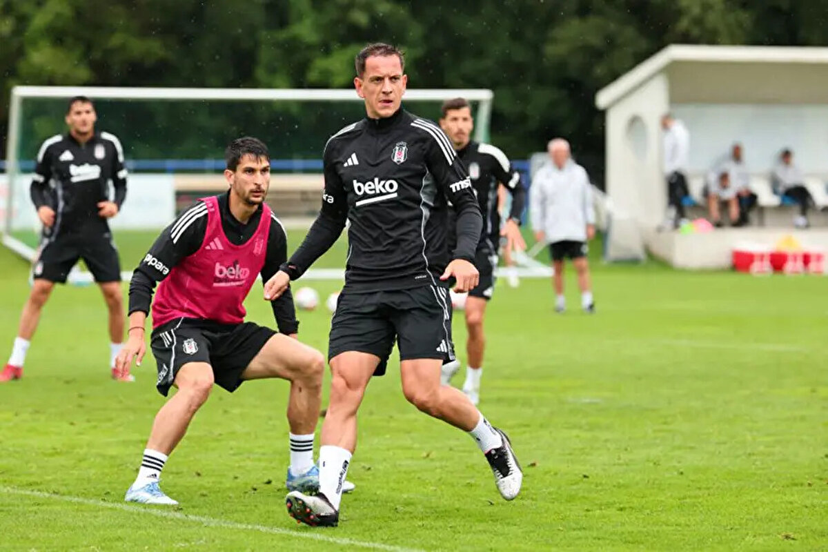 Beşiktaş ile 2027 yazına kadar sözleşmesi bulunan Bosna Hersekli futbolcunun kiralık transferi için henüz bir anlaşma sağlanmadığı ifade edildi.<br>