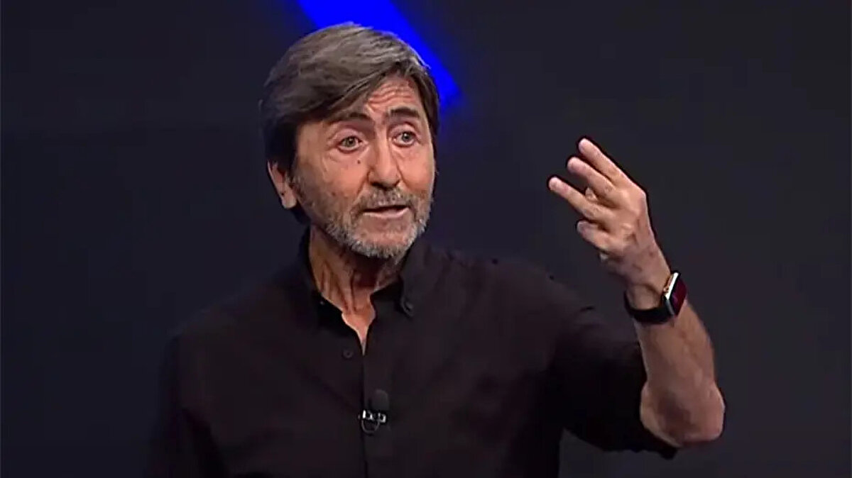 99 puanlık sezonda sağ bek Osayi, önünde İrfan Can; sol bek Ferdi, önünde Tadic vardı. Fenerbahçe yeniden bu sisteme dönüyor. Bundan sonra nadiren üçlü sistem göreceğiz. Fenerbahçe, 4-2-3-1 veya 4-4-2'ye dönüyor. 3-4-3 oynanırsa bile En-Nesyri veya Duran kenarda kalacak.<br>