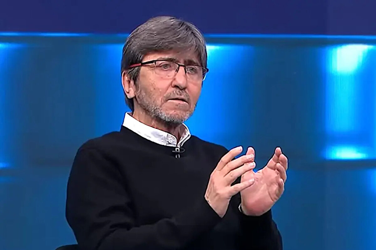 İrfan Can Kahveci Mourinho'nun hiç düşünmediği bir oyuncu gibi görünüyor. Aklının ucunda dahi yok İrfan Can. İrfan Can Eğribayat ise beğendiğim bir kaleci ama Mourinho'nun en acil ihtiyacı sağ ayaklı bir 8 numara. Hiç şansı yok, alması lazım. Ne yapıp edip Appiah bulacak!.<br>