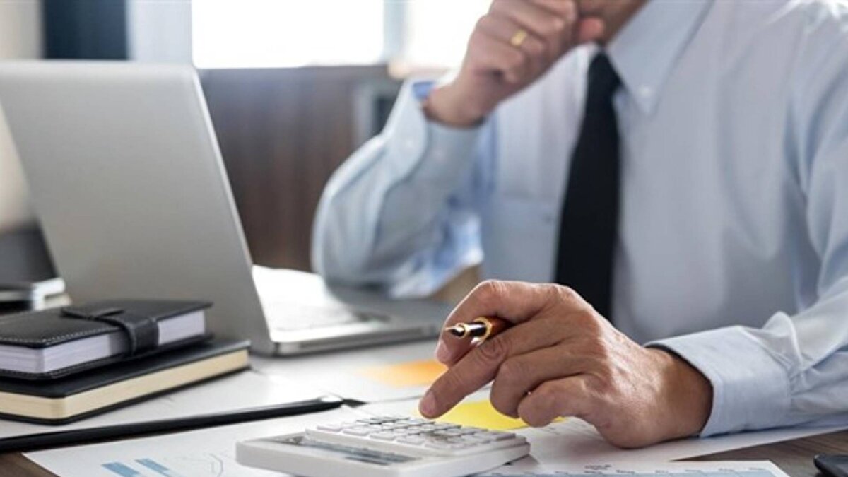 Hükümetin teklifine göre, 2026 yılı ilk altı ayında maaşlara %11, ikinci altı ayında ise %7 zam yapılması planlanıyor. 2027 yılı içinse her iki dönemde %4 artış öngörülüyor. Buna ek olarak memurlara 1.000 TL’lik taban maaş artışı önerisi de sunulmuş durumda. Teklif hesaplamalarında aile ve çocuk yardımları dahil edilirken, bölgesel ek ödemeler ve ek ders ücretleri dikkate alınmadı.