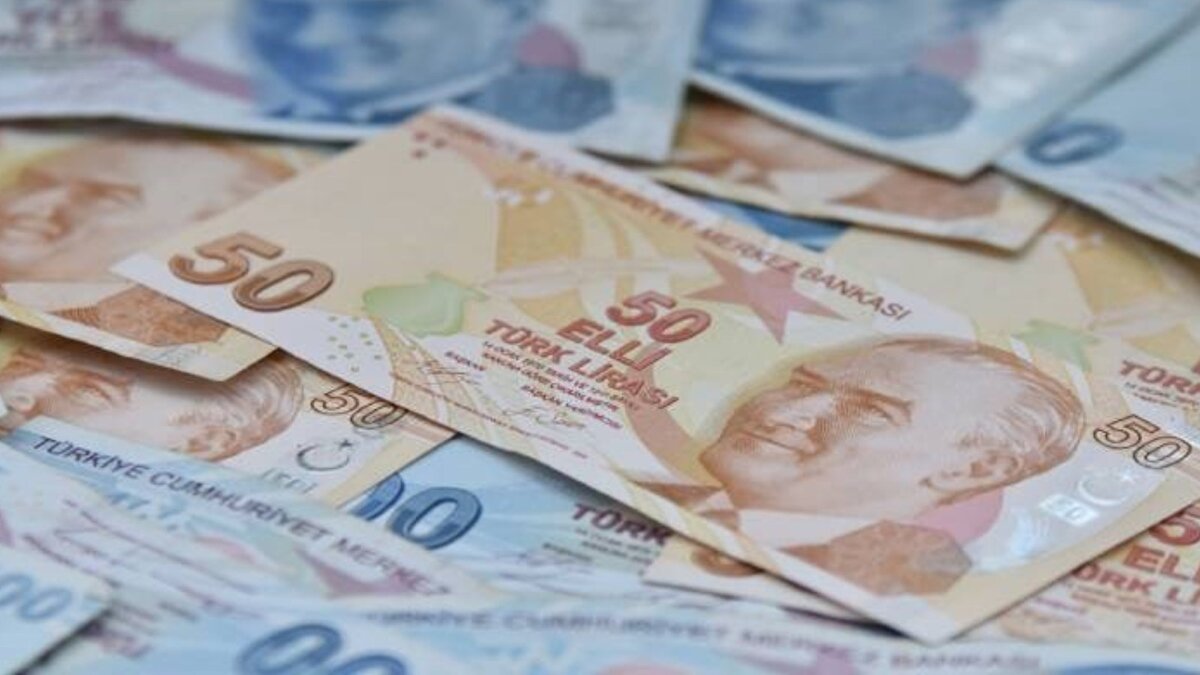 Oluşabilecek 3 zam senaryosu:<br><br><br>Merkez Bankası'nın yıl sonu enflasyon hedefi %24 olarak belirlenmişti. Buna ek olarak, %27 ve %30'luk enflasyon ihtimalleri de hesaplamalarda göz önüne alındı. Bu üç farklı enflasyon oranına göre memurların yeni maaşları şöyle: