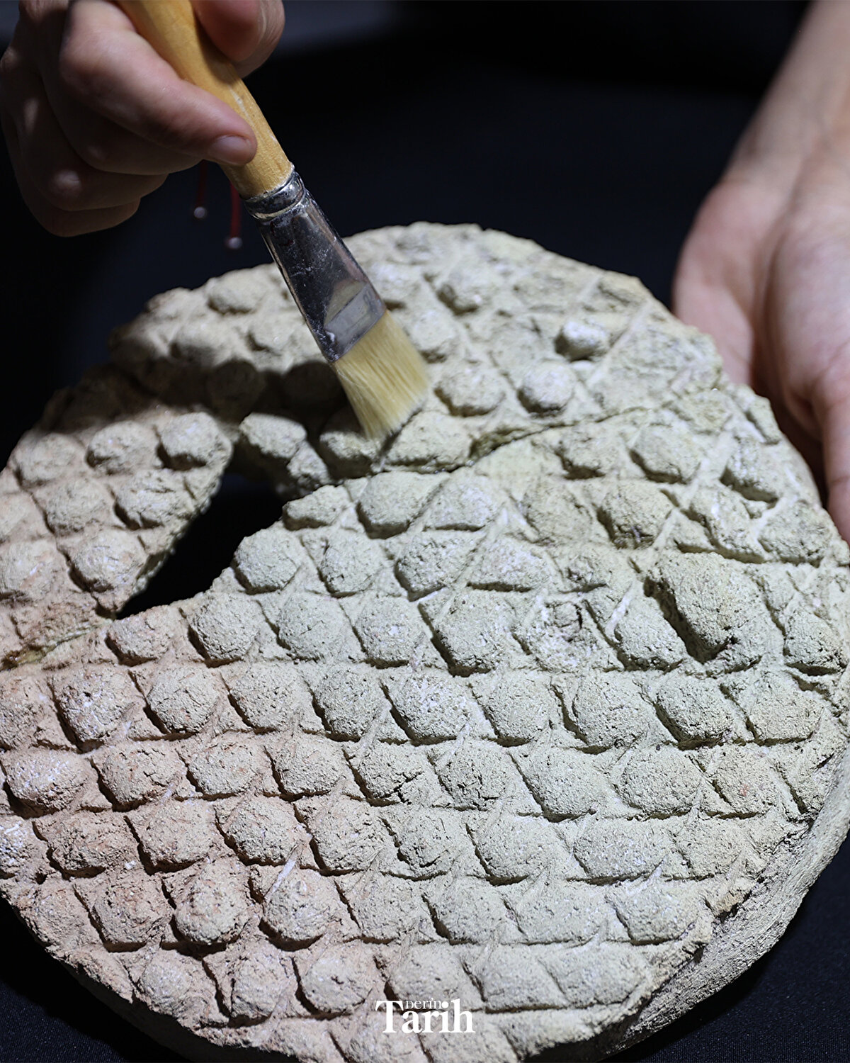 "Bu yıl medrese kazımızda tonozlu odaların bulunduğu yerde tandırlar ele geçti. Bu tandırların yanı başında eserimizi bulduk. Pişmiş topraktan yapılmış üzerine sanki baklava dilimi desenleri kazınmış bu eserin ekmek kalıbı olarak kullanıldığını tespit ettik. Günümüzden 800 yıl önce yapılmış bir ekmek kalıbı olmalı. Mühür şeklinde de ifade edilse de kalıp daha doğru ifade olur."