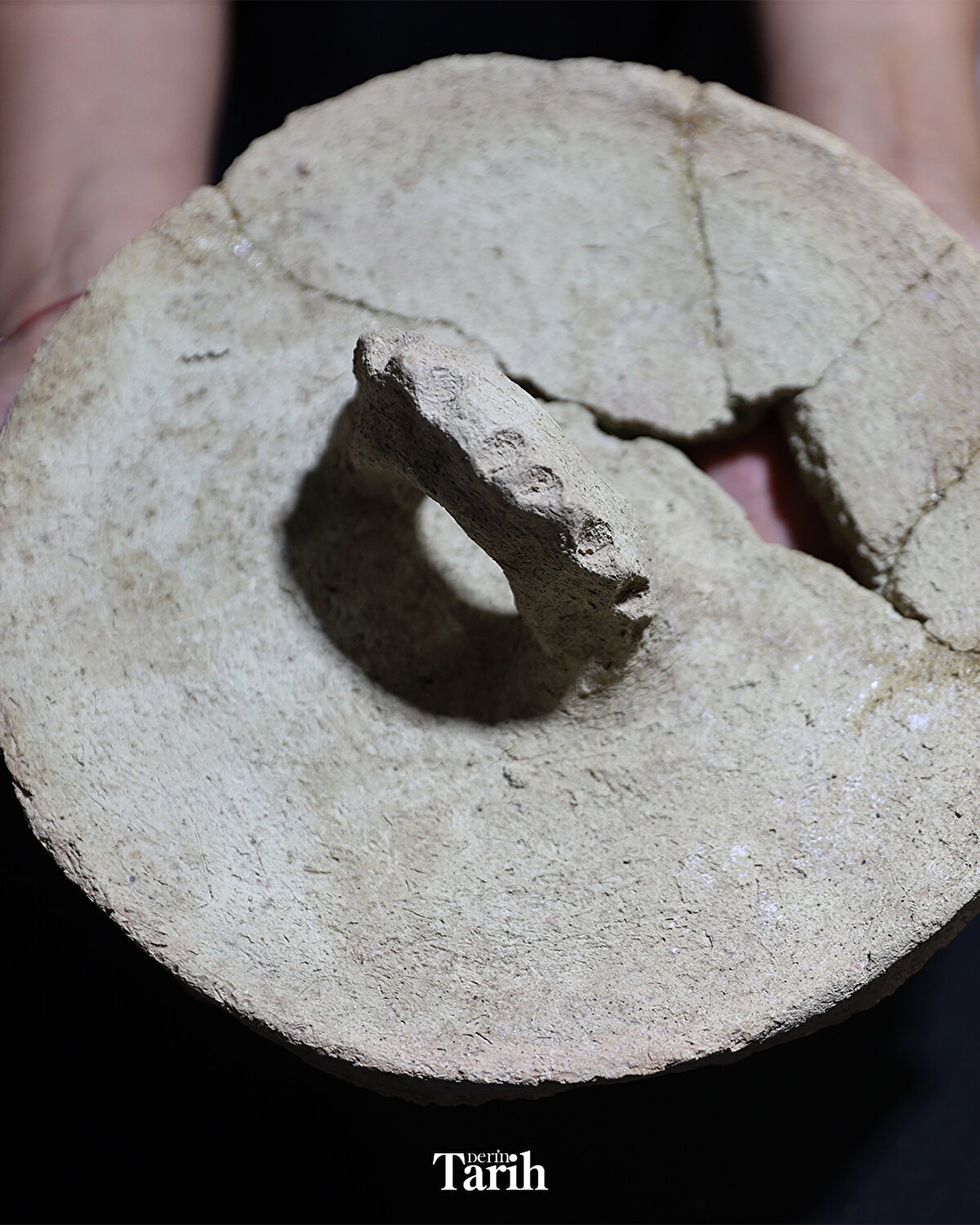 Harran Medresesi bölümü kazılarında ekmek kalıbı bulduklarını ifade eden Önal, yaklaşık 40 santimetre çapındaki bulgunun sağlam olarak ele geçirilmesinin büyük önem taşıdığını dile getirdi.