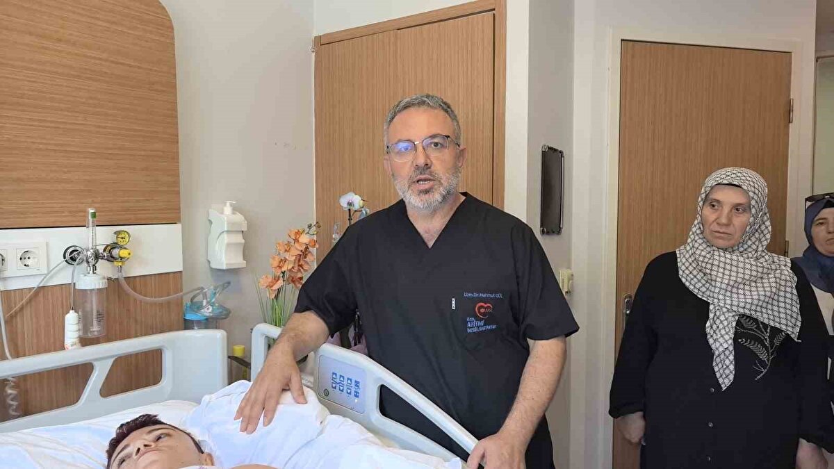 Anestezi Doktoru Mahmut Gül, "Hastamız 30 yaşında. 80 santimetre boyunda, 24 kilo ağırlığında bir kardeşimiz. Kendisinin yumurtalıklarında kist olduğu için ameliyat olması gerekti. Biz bu ameliyatta hastamıza önce büyük bir damar yolu açtık kasıktan. Çünkü damar yolunun çok önemi var ve daha sonrasında ameliyat sırasında belinden uyuşturduk ve ameliyatı sorunsuz bir şekilde belden uyuşturmayla hastamız uyanık bir şekilde tamamladık. Hastadan 3 kilo kist çıktı. Öncesinde 24 kilo olan hastamız, ameliyat sonrasında 21 kiloyla şifalı bir şekilde serviste yatıyor. Ameliyatı bugün oldu. Şu anda da serviste hastamız. Bu tür ameliyatlarda uyutmak hastamız açısından oldukça risklidir. Biz o yüzden bölgesel anesteziyi yani belden uyuşturmayı tercih ettik. Literatürde çok olmayan bir hasta ve güvenli bir şekilde hastanemizde bu ameliyat tamamlandı" dedi.