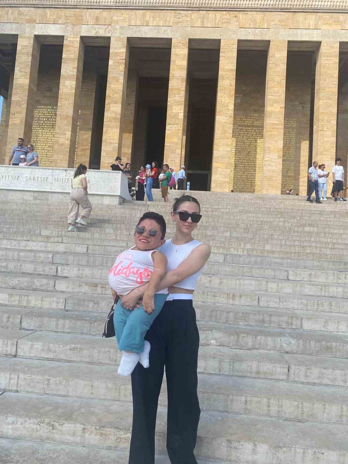 Nurdan’ın ablası Tuğba Karakuş, "Kardeşimin ortalama 1 yıldır bu rahatsızlığı vardı. Çeşitli hastanelere gittik, acile gittik. Hep gaz problemi olduğundan bahsetmişlerdi. Sonra birde burayla görüşmek istedik. Burada sağ olsun doktor bey gerçekten çok ilgilendi. Mustafa Bey anında müdahale etmeye hazırdı ve kist olduğunu söyledi 17-18 santimetre büyüklüğünde. Sonra da Mahmut Bey ile görüştük, o da elinden geleni yapacağını söyledi ve böyle bir ameliyata karar verdik. Şu an için sağlıklı olduğunu düşünüyoruz. Teşekkür ederim" dedi.