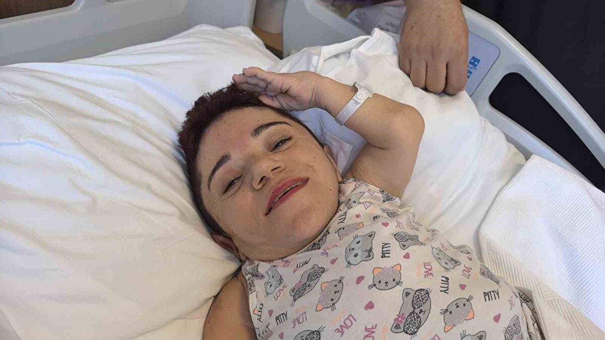 Hasta hemen ameliyata alındı. Belinden yapılan anestezi ile uyanık şekilde 1.5 saat süren ameliyatı başarılı geçen Tüfekçi, 3 kilogram olan kistten kurtulması ile 24 kilogramdan 21 kiloya düştü.