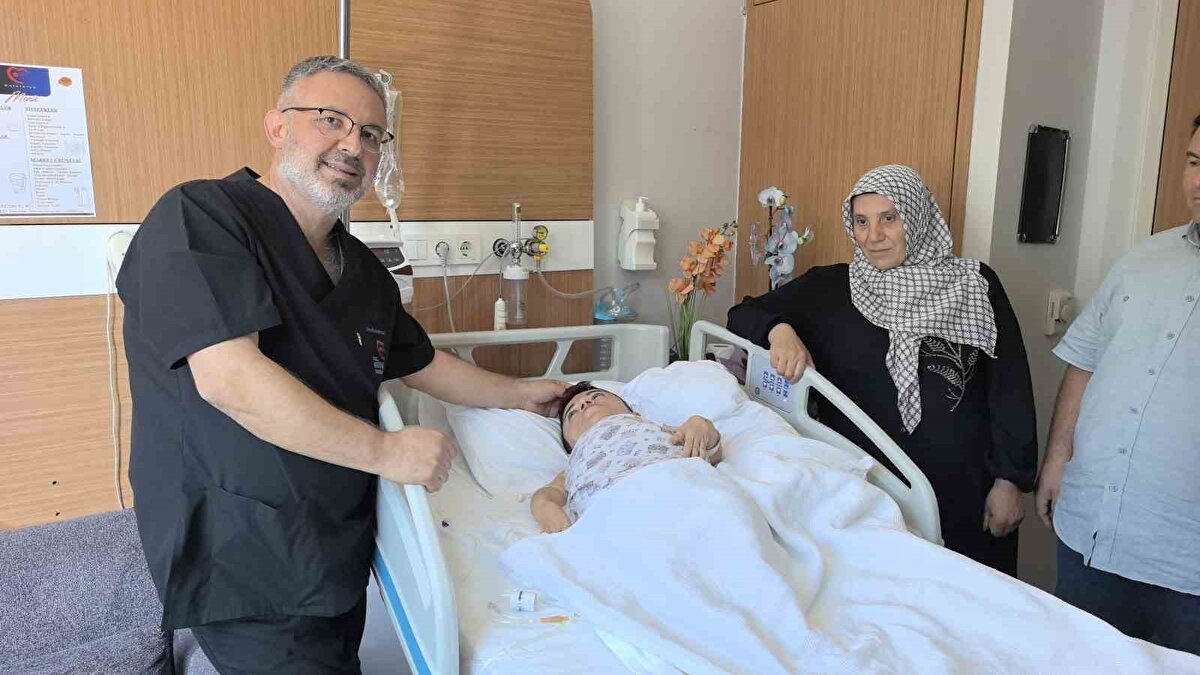 Halk arasında cücelik olarak bilinen Akondroplazi rahatsızlığı ile dünyaya gelen 30 yaşındaki Nurdan Tüfekçi, son 1 yıldır yaşadığı karın ağrısı şikayeti nedeniyle birçok hastaneye başvurarak tedavi gördü. Son olarak İnegöl’deki özel bir hastanenin kadın hastalıkları bölümüne başvuran 80 santim uzunluğunda ve 24 kilogram ağırlığındaki Nurdan Tüfekçi’nin yapılan tetkiklerinde yumurtalığında 3 kilogram kist olduğu tespit edildi.