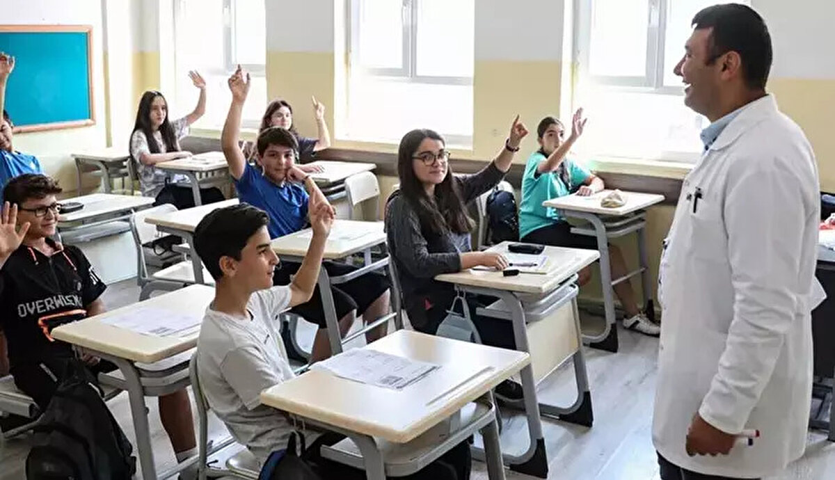 Uzman ve Başöğretmenlik Başvurusu 2025 Ne Zaman?<br><br>Milli Eğitim Bakanlığı tarafından yayımlanan Öğretmenlik Mesleği Kariyer Basamaklarında İlerlemeye İlişkin Kılavuz doğrultusunda, uzman öğretmenlik ve başöğretmenlik başvuruları 20 Ağustos 2025 - 5 Eylül 2025 tarihleri arasında alınacak.<br>Başvuru sürecini kaçıranlar için ise 3 - 7 Kasım 2025 tarihleri arasında ek başvuru imkanı tanınacak.