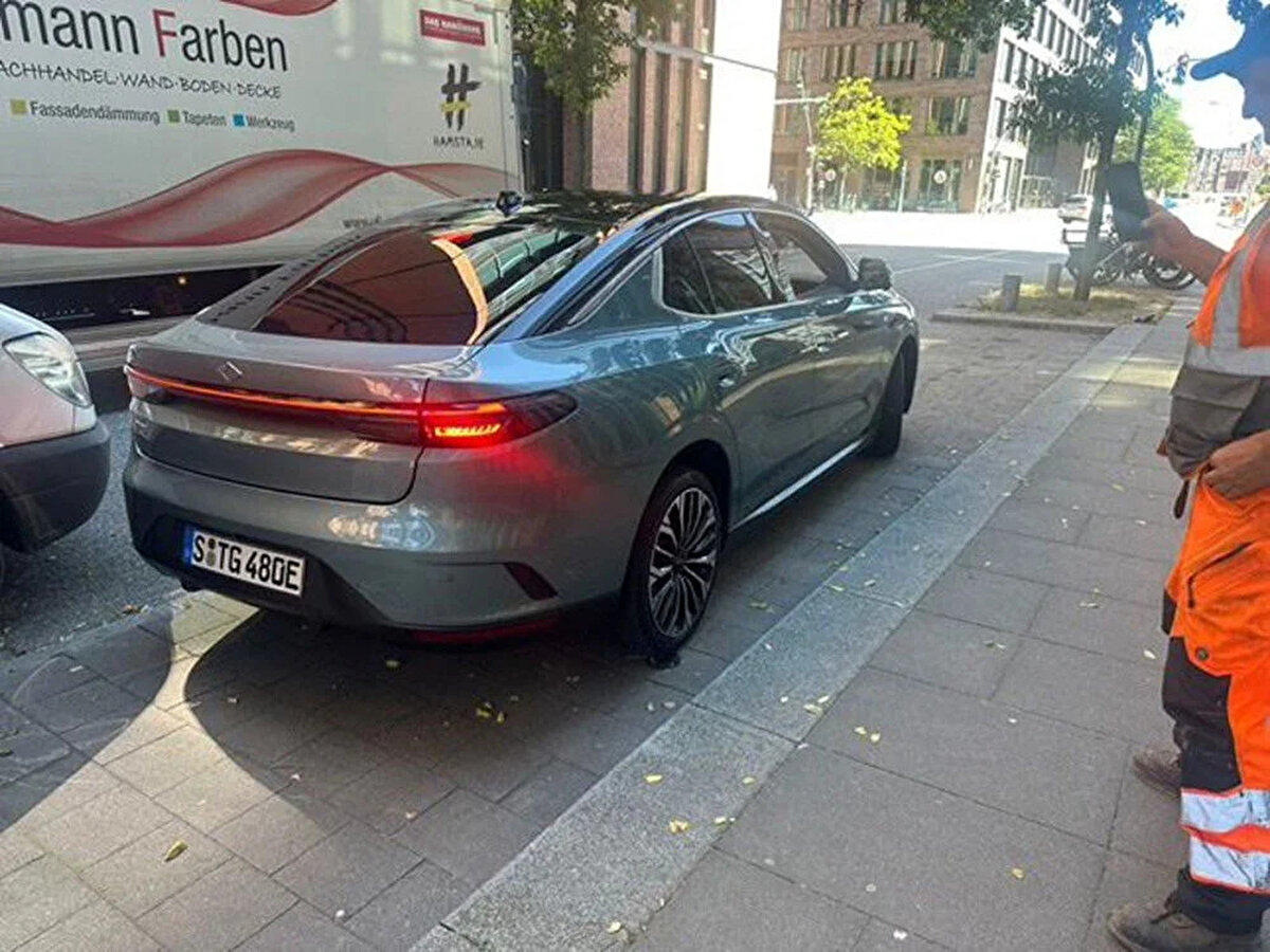 Alman Plakalı İlk Togg: S TG 480E<br><br>Çekimlerde yer alan araçlardan biri dikkat çekici bir detayla öne çıktı: Almanya plakasıyla görüntülenen ilk Togg oldu. Stuttgart tescilli S TG 480E plakalı T10F modeli, hem tasarımı hem de teknik özellikleriyle dikkatleri üzerine çekti. Almanya'da 45 ila 50 bin euro aralığında satışa sunulması beklenen araç için yıl sonuna doğru showroomlarda yerini alması planlanıyor.