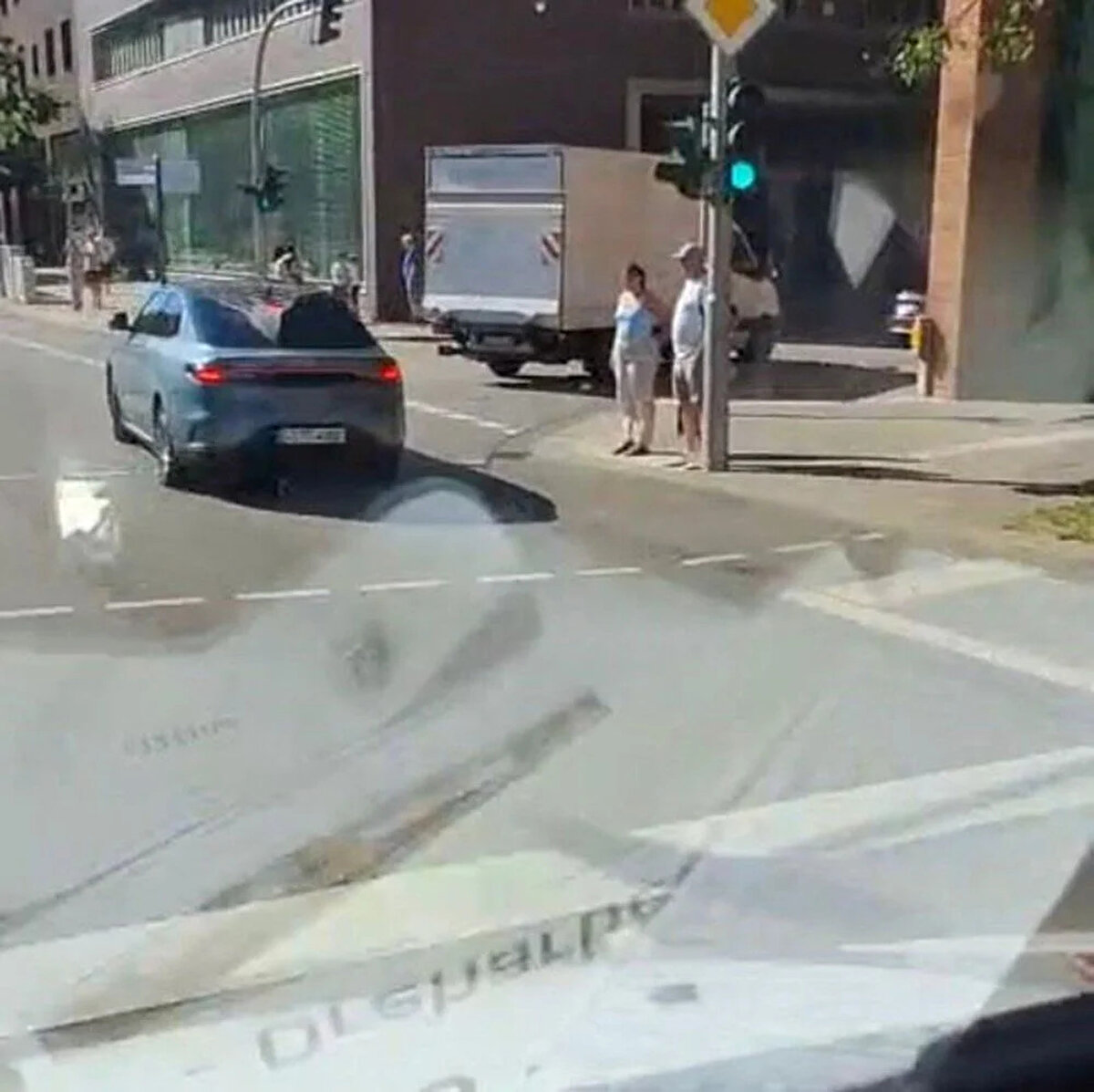 Yüksek Teknoloji ve Güçlü Performans<br><br>T10F modeli, sadece tasarımıyla değil teknik donanımıyla da sınıfında iddialı. WLTP ölçümlerine göre 623 kilometreye kadar menzil sunan model, sadece 28 dakikada yüzde 20’den yüzde 80’e kadar hızlı şarj olabiliyor.<br><br>0’dan 100 km/s hıza 7.2 saniyede ulaşan T10F, 218 beygir gücündeki elektrikli motoru ile performans tutkunlarına hitap ediyor. Aracın dijital kokpiti ise teknoloji meraklılarını mest edecek türden.