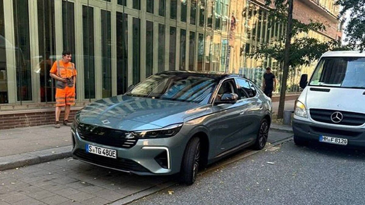 Togg T10F Almanya Yollarında: İlk Kez Yabancı Plakayla Görüntülendi<br><br>Togg’un Avrupa pazarındaki ilk adımı olarak değerlendirilen bu gelişme, markanın uluslararası arenadaki hedeflerini de gözler önüne serdi. Trafiğe kapalı bir alanda gerçekleştirilen çekimlerde, bölgedeki Türk vatandaşlar başta olmak üzere birçok kişinin araca yoğun ilgi gösterdiği gözlendi.