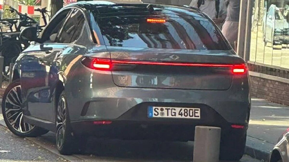 41,3 İnçlik Dev Dijital Ekran Alanı<br><br>T10F'in iç mekânı, dijitalleşmenin zirvesini yansıtıyor. 12,3 inçlik dijital gösterge paneli, 29 inçlik bilgi-eğlence ekranı ve 8 inçlik kontrol ekranıyla birlikte toplam 41,3 inçlik dijital ekran alanı sunuluyor. Bununla birlikte, araçta hızlı internet erişimi, Wi-Fi hotspot özelliği ve sürücü destek sistemleri de yer alıyor.