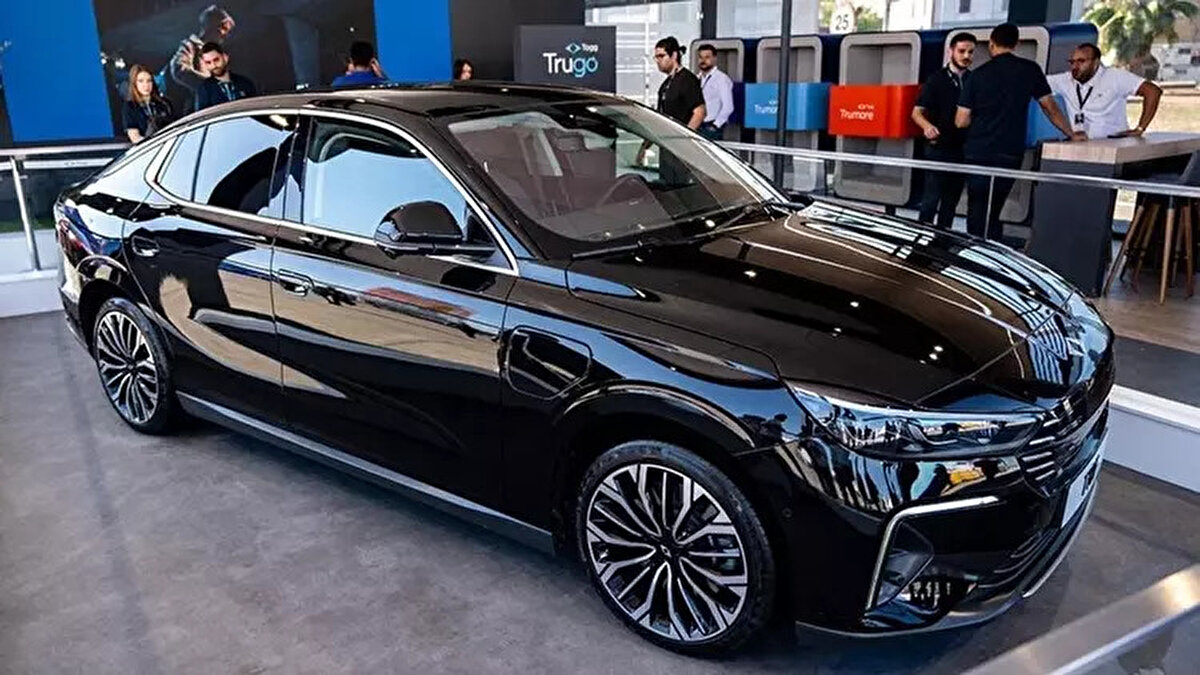 Türkiye’nin yerli ve milli otomobili Togg, küresel otomotiv pazarındaki yolculuğuna Almanya’dan başladı. Henüz Türkiye'de satışa sunulmamış olan yeni model Togg T10F, ilk kez Almanya’nın Hamburg kentinde reklam çekimleri sırasında kameralara yansıdı.