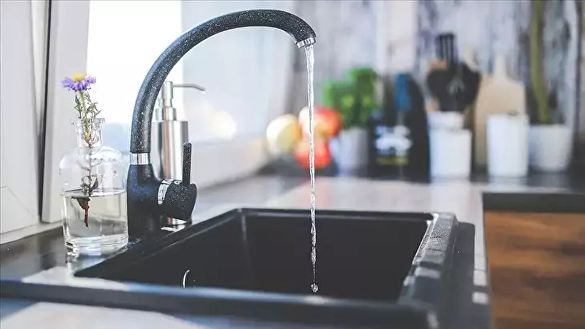 İzmir’de planlı su kesintileri 31 Ağustos’a kadar sürecek<br><br>İZSU’nun açıklamasına göre, kuraklık ve azalan su kaynakları nedeniyle merkez ilçelerde 23.00 - 05.00 saatleri arasında uygulanan planlı gece su kesintileri 31 Ağustos’a kadar devam edecek.<br>İZSU, vatandaşlara su tasarrufu çağrısında bulunarak, detaylı kesinti programının izsu.gov.tr adresinden takip edilebileceğini duyurdu.