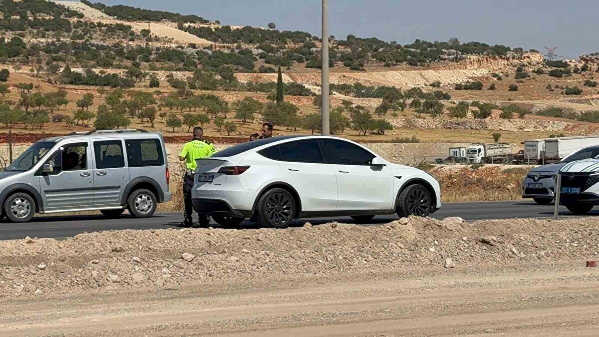 Bu sırada yola çıkan sürücüye, seyir halindeki ismi öğrenilemeyen 27 HS 966 plakalı tır çarptı.