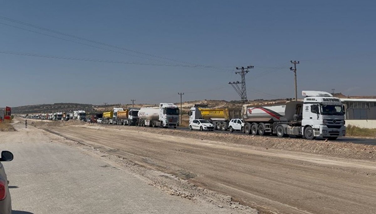 Çarpmanın etkisiyle yere savrulan sürücü yaralanırken, ihbar üzerine olay yerine sağlık ve polis ekipleri sevk edildi.