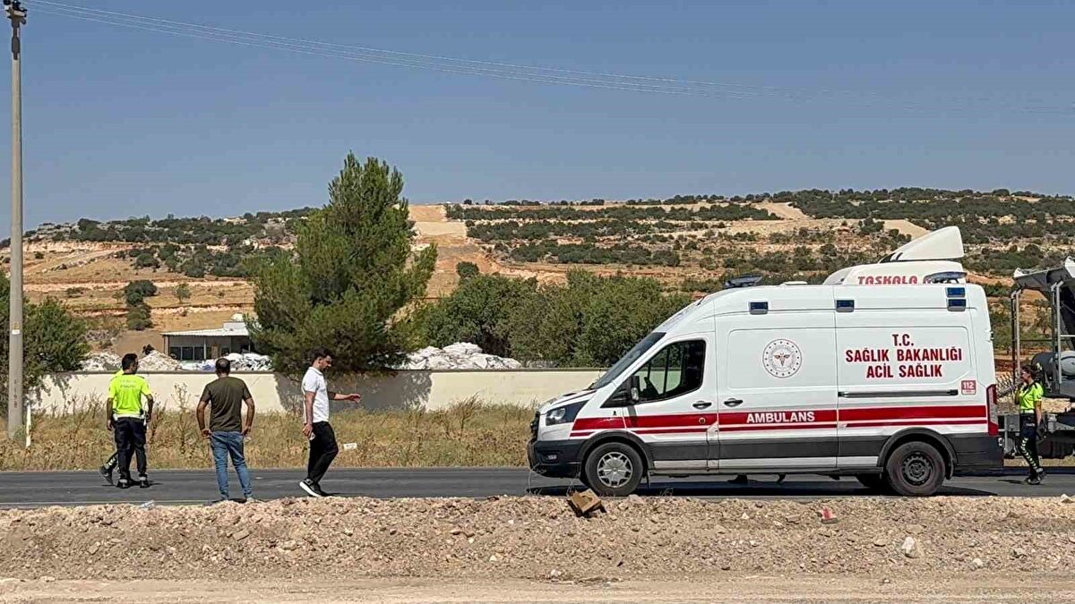  İlk müdahalesi olay yerinde yapılan yaralı sürücü, ambulansla hastaneye kaldırıldı.