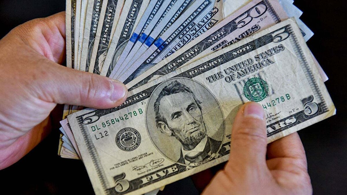 Sterlin/TL ise spotta 55.32 iken, bir ay sonra 55.81, üç ay sonra 57.74, altı ay sonra 60.4 ve bir yıl sonra 66.61 seviyesine çıkacağı tahmini sunuldu.